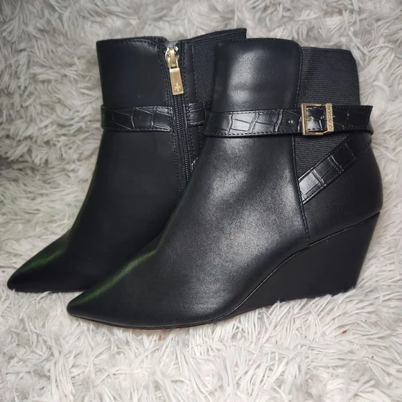 New Kenneth Cole Emmie Wedge Black Leather Booties - Picture 1 of 10